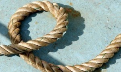 پیاوێکی بەتەمەن لە پردێکەوە خۆی هەڵواسی
